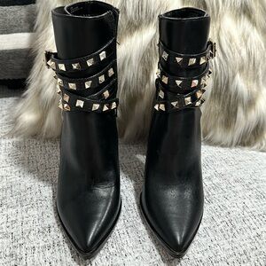 Women’s size 6 Black Boots by Steve Madden.  Never worn.  Good condition.